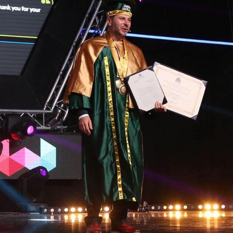 Пламен Русев получава второто си признание почетен доктор - доктор хонорис кауза на UDABOL, един от най-големите университети в Южна Америка.